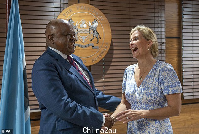 喜气洋洋:Mokgweetsi Eric Keabetswe Masisi 先生(左)和威塞克斯伯爵夫人苏菲(右)在握手时都露出了灿烂的笑容