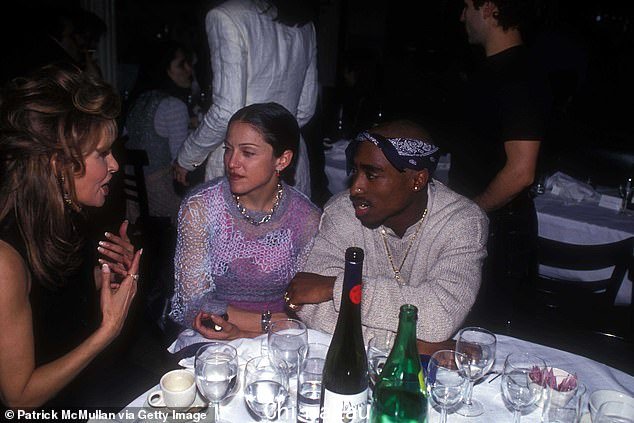 爱上了一位说唱歌手:麦当娜在 90 年代与已故的说唱歌手 Tupac Shakur 约会,但由于社会限制,他们分手了;图为 1994 年在纽约