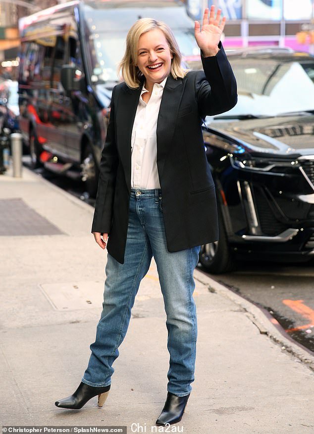 低调的明星:40 岁的伊丽莎白·莫斯 (Elisabeth Moss) 周一抵达曼哈顿早安美国的工作室时保持时尚和随意