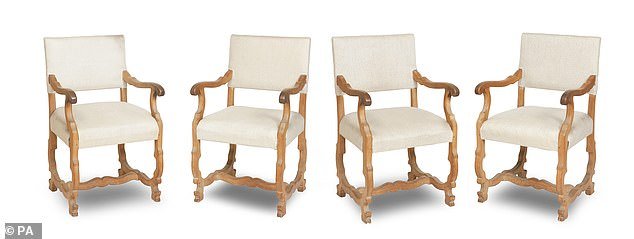 这四把带衬里的橡木椅子是时装设计师 Coco Chanel 为她的情人 Hugh Grosvenor 在 1920 年代伦敦的家中委托制作的
