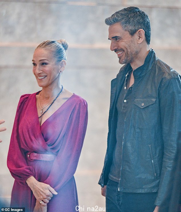 Gleeful: Sarah 和 Ivan 在期待的第二季片场互动时露出灿烂的笑容
