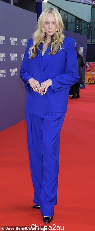 西装和靴子:Gwendoline Christine,43,o为这个场合选择了一件别致的蓝色西装