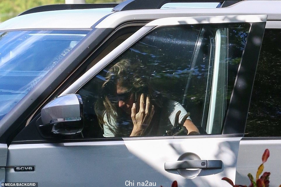 Bündchen 在打电话时躲进车里,离开了治疗师的办公室