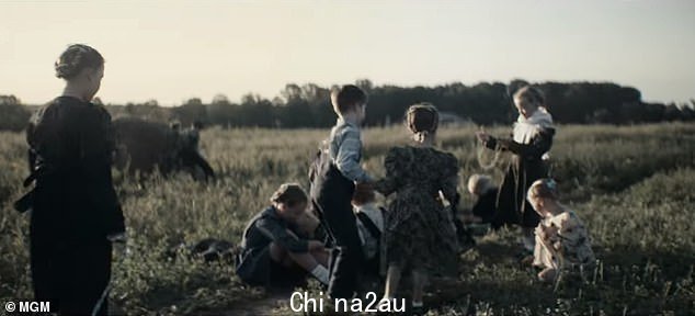 社区动态:凯特·哈利特 (Kate Hallett),饰演奥特杰 (Autje),然后叙述道,“你可以回头看,沿着导致暴力的路径追踪面包屑”