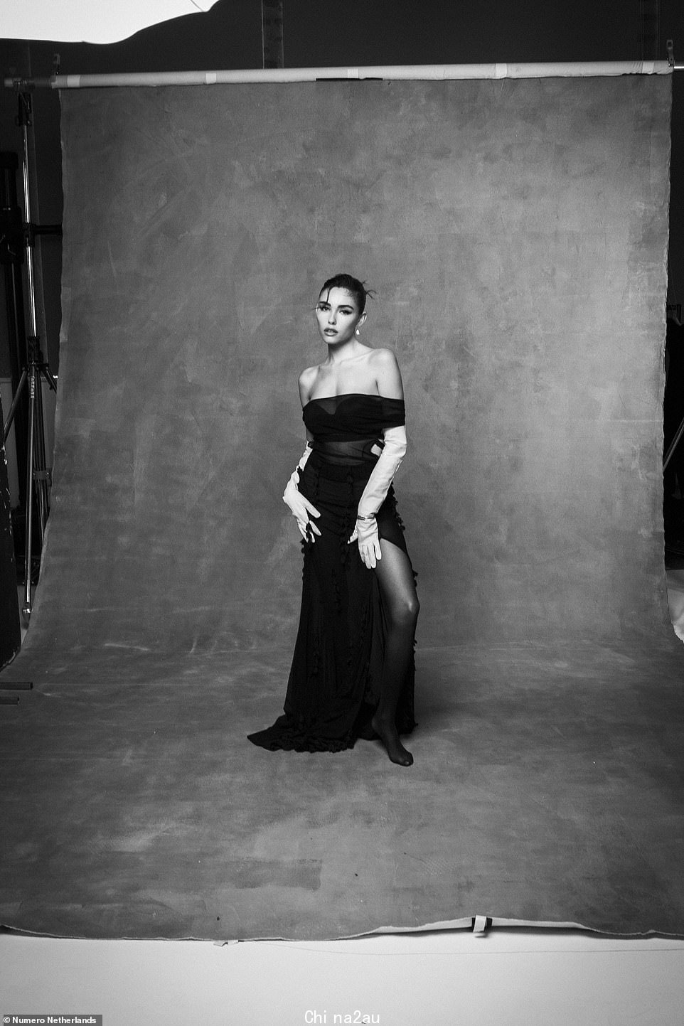 Glamorous:她穿着另一件黑色套装展示了丰满的身材,一件令人惊艳的低胸胸罩,搭配纯黑色外套和一条高开衩裙,以展示她修长的双腿