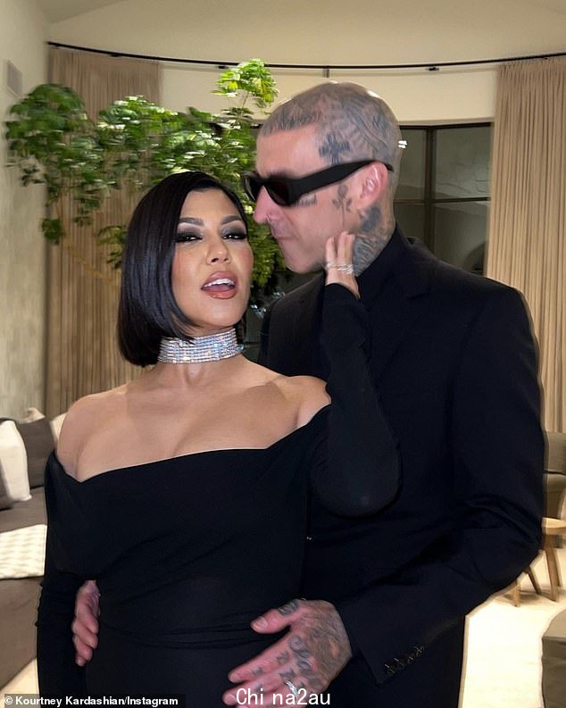 匹配:巴克在庆祝活动期间选择了一件黑色衬衫和一条相配的修身裤