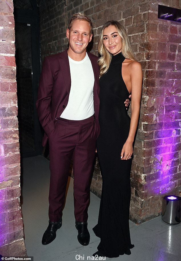 Arm-in-arm: 这位银幕明星与 33 岁的未婚夫 Jamie Laing 一起抵达,她身穿栗色西装和白色 T 恤,这对夫妇展示了年度筹款团队锣
