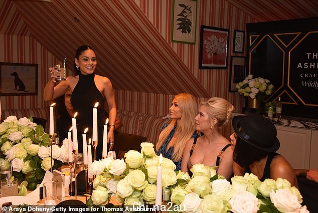 干杯! Hudgens 确保在晚宴期间敬酒,Paris、Ashley 和 Rosario 仔细聆听