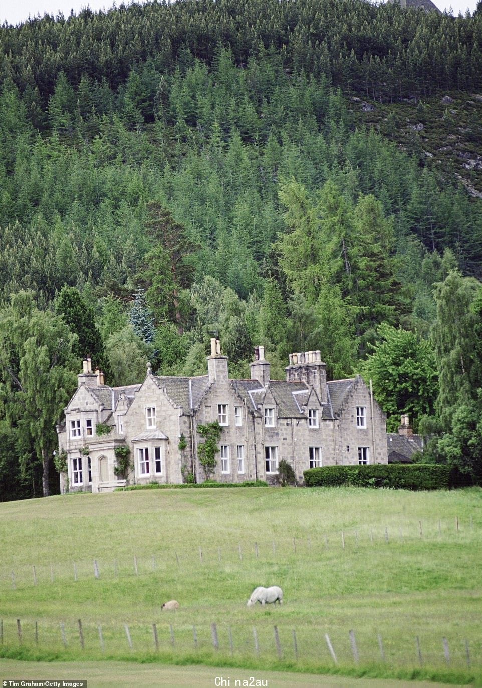 据说威廉曾住在巴尔莫勒尔的 Craigowan Lodge,这是女王最喜欢的避难所之一。图为:Craigowan Lodge