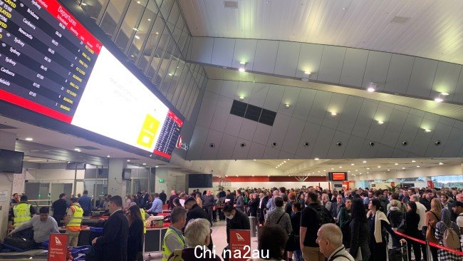 周二早上墨尔本机场的混乱场面。图片：NCA Newswire/Holly Edwards-Smith