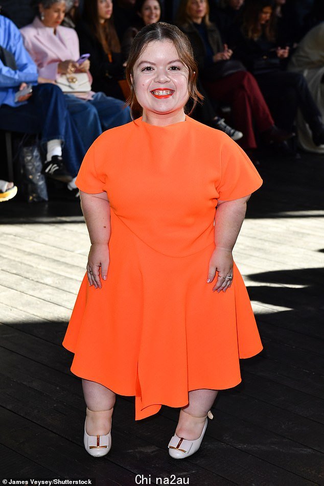服装:Sinead 穿着亮橙色连衣裙和裸色鞋子看起来很漂亮