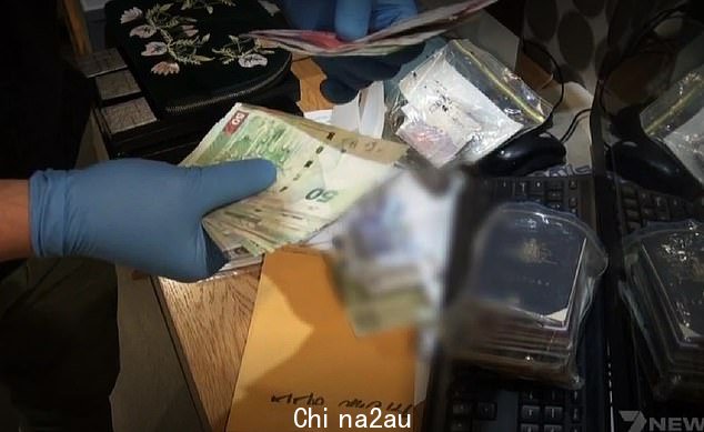 调查人员在 Caddick 家中翻阅大量外国现金