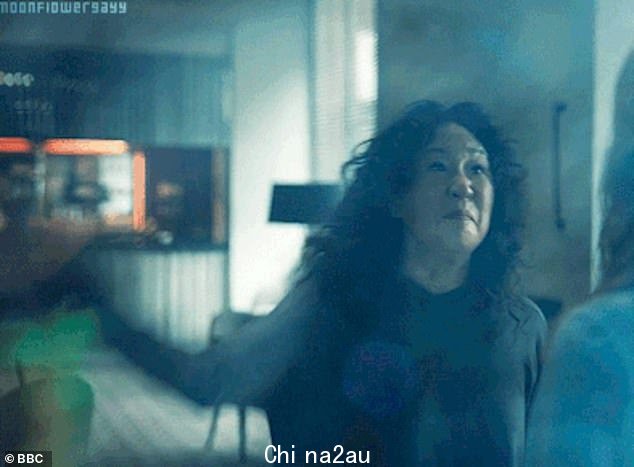 联合主演:Villanelle (Jodie) 和 Eve (Sandra) 的猫捉老鼠游戏是该系列的焦点,观众被这对在屏幕上的化学反应所震撼