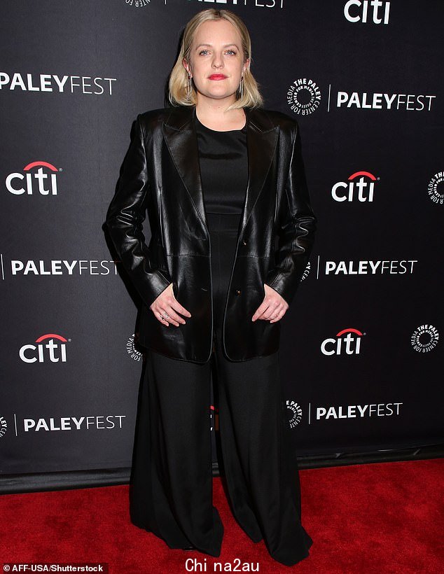 时尚:40 岁的伊丽莎白·莫斯 (Elisabeth Moss) 周一晚上早些时候在纽约市参加 PaleyFest 时穿着全黑套装