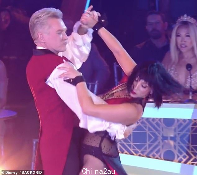Paso doble:61 岁的纽约天气预报员 Sam Champion 在与 Cheryl Burke 为电影 The Greatest Showman 中的歌曲 The Greatest Show 表演 Paso doble 后被淘汰出局