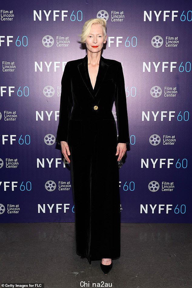 Stylish: Tilda Swinton 周一在纽约电影节放映《永恒的女儿》时,身着深沉的天鹅绒连衣裙,秀出时尚身材