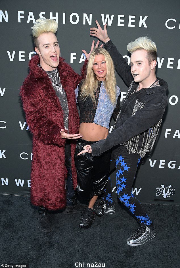 Gang: 由 John 和 Edward Grimes 组成的 30 岁的 X Factor 二人组在红地毯上与 46 岁的女演员一起穿着前卫的合奏