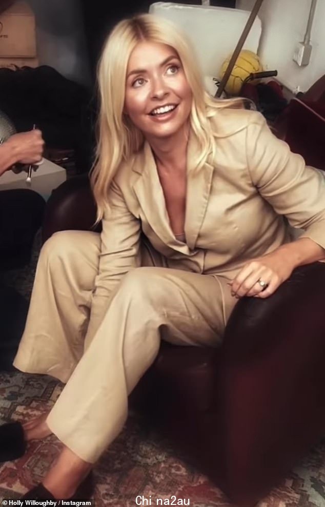 令人惊叹:Holly Willoughby 看起来容光焕发,典型时尚,因为她在周二为她的健康网站 Wylde Moon 分享了最近拍摄的幕后照片