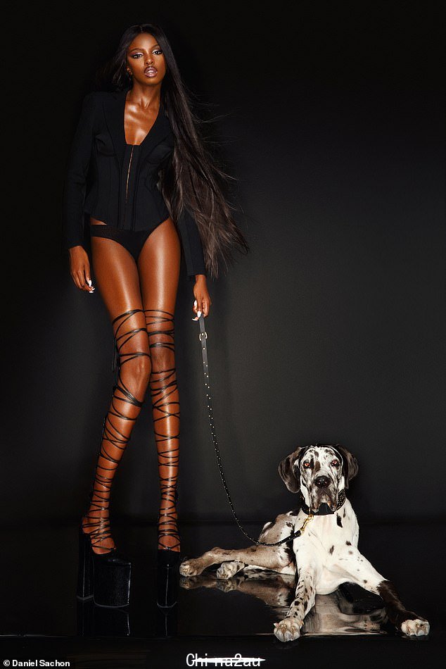 Incredible: Leomie, 29, 确保所有的目光都集中在她疯狂的长腿上,只穿了一条黑色内衣裤