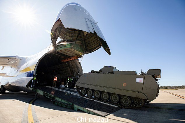 一辆 M113AS4 装甲运兵车被装载到一个安东诺夫 An-124 货运飞机在昆士兰州安伯利皇家空军基地,作为澳大利亚对乌克兰的军事援助的一部分