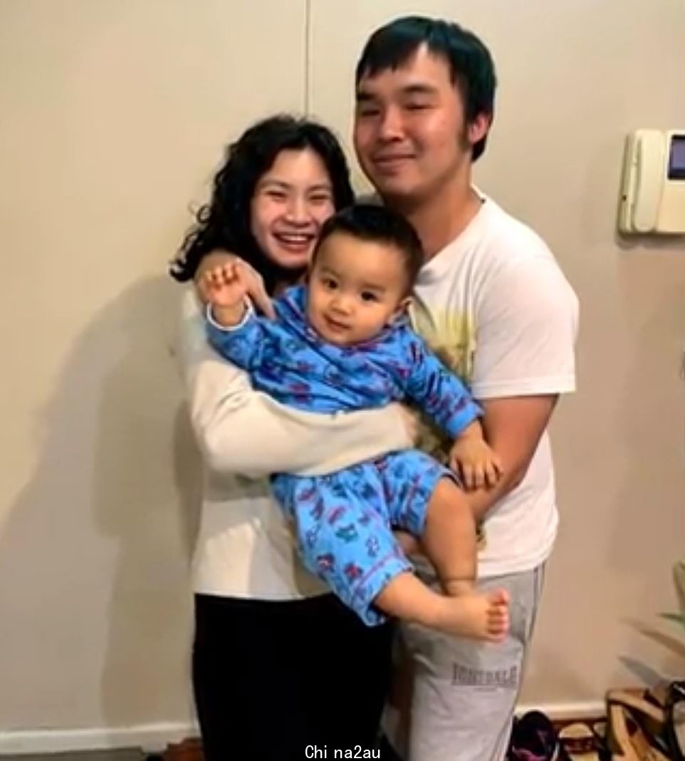 在一个令澳大利亚感到困惑的奇怪失踪人员案件中,他的母亲 Lyn Kim Do 说,她在 2021 年 5 月将 Vinh 交给了一个名叫“Kathy Nguyen”的女人——连同 200 美元来照顾他——在他们在悉尼西部 Cabramatta 的一家咖啡店见面后。这位年轻的妈妈因拒绝透露他在哪里或提供有关他的新照顾者的详细信息而因藐视法庭而被判入狱。图为:Vinh 与母亲 Lyn Kim Do 和他的父亲。