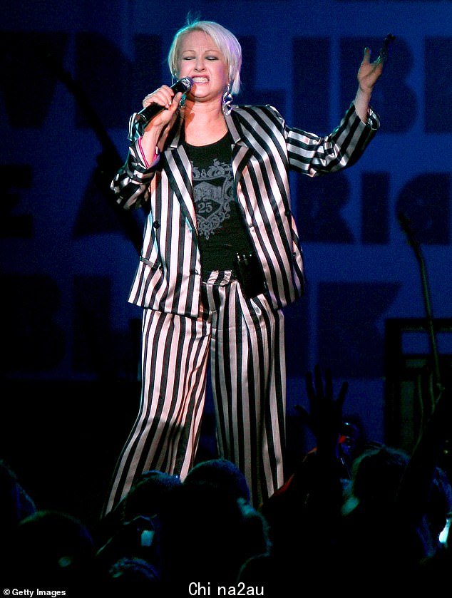 提高认识:除了基金之外,Lauper 还发布了一段歌词视频,用于她的歌曲 1993 年“Sally's Pigeons”的原声版,讲述一名少年死于后巷堕胎;图为 2008