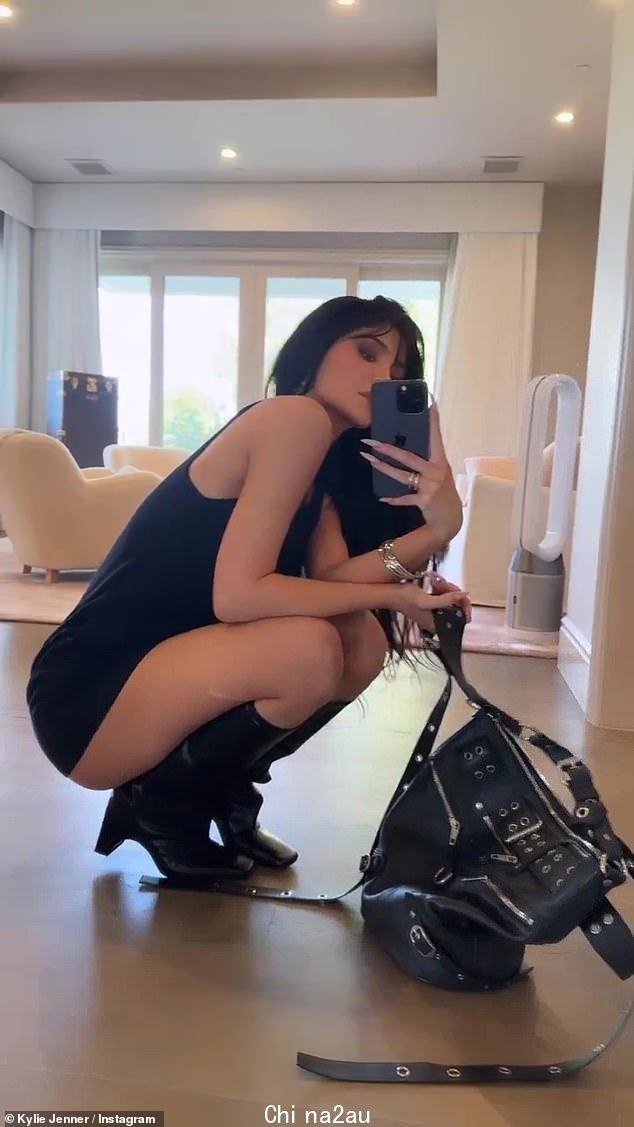 Sizzling:Kylie Jenner 为她的 3.71 亿 Instagram 粉丝展示了她当天的服装