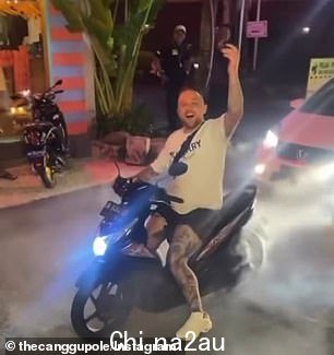 司机被迫在繁忙的道路上等待至少一分钟,因为这位咧着嘴笑的游客继续他的特技而不顾世界(如图)