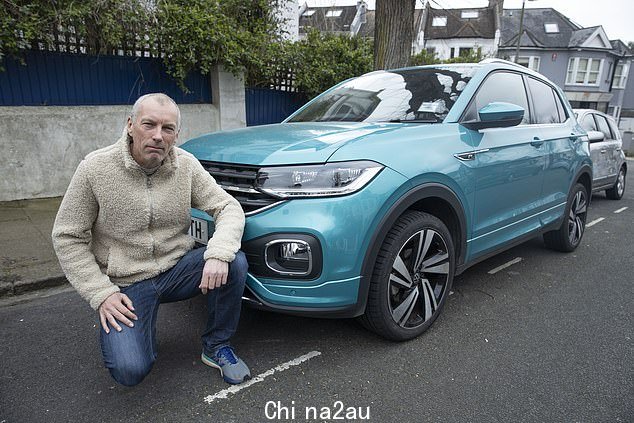 Rob Derkin 离开去送女儿上大学时发现他的 Volkswagen T-Roc 上的三个轮胎瘪了。拧开阀盖后,他发现干豆类向下推销以排出空气