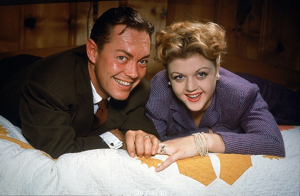 Lansbury 在她的一生中结过两次婚,第一次是在 1945 年与比她大 16 岁的演员理查德·克伦威尔 (Richard Cromwell)(一起看到),但婚姻持续了不到一年——尽管两人据说在 1960 年去世之前一直是朋友