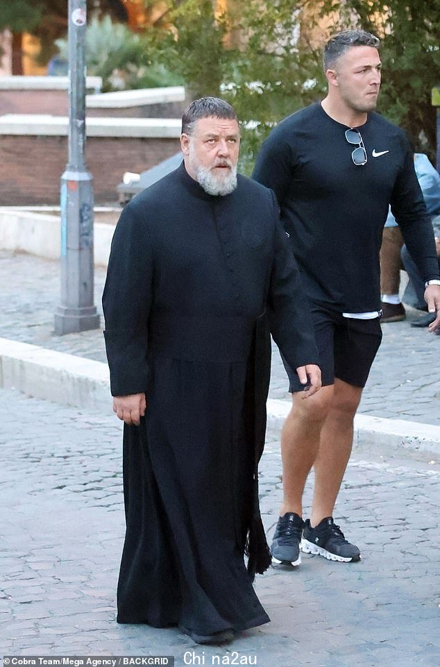 Russell Crowe 穿着牧师的袈裟拍摄罗马教皇的驱魔人时看起来面目全非
