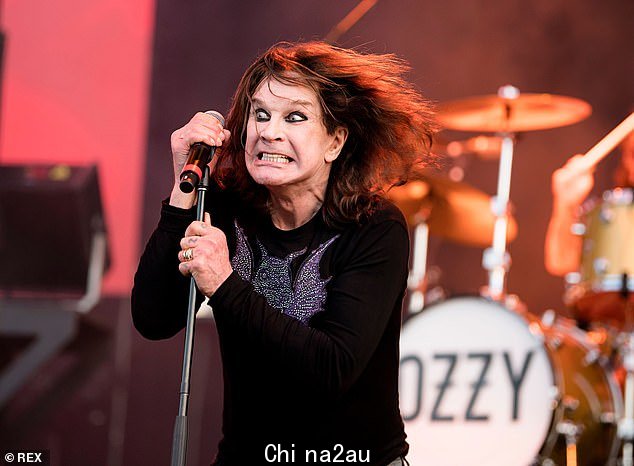 Wild: Black Sabbath 的 Tony Iommi 透露 Ozzy Osbourne 曾在一次疯狂的吸毒狂欢中“用被肢解的鲨鱼的血粉刷过酒店房间”(摄于 2018 年)