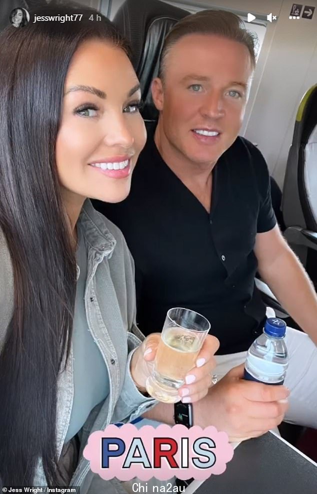 Cheers: 在 Jess 和 William 庆祝他们结婚一周年纪念日之后,他们进行了一次浪漫的巴黎之旅
