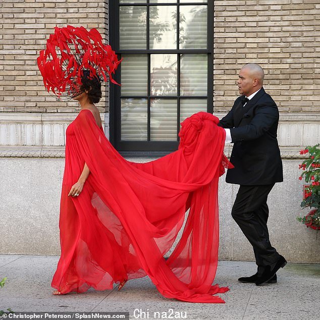 Trailing glamor:这位明星令人难以置信的 Valentino 连衣裙采用飘逸的火车和低领口,而奢华的头饰则来自传奇帽子设计师 Philip Treacy