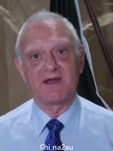 前皇家达尔文医院院长,Len Notaras 教授当他接到电话说这名男子受伤到达医院时,他正在家里。图片:天空新闻