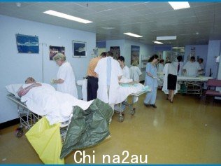 重伤的澳大利亚人被紧急送往医院，医院只有八张重症监护病床，很多人最初不得不在走廊里接受治疗。图片：提供
