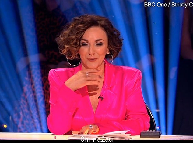 Under-fire Shirley Ballas (如图) 有 defia在粉丝指责她性别歧视后,她坚称她不会辞去 Strictly 首席法官的工作。” class=