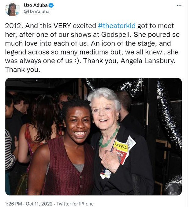 大粉丝:Uzo Aduba 早在 2012 年就在推特上发布了一张与这位女演员的照片,并在他们见面后滔滔不绝地说自己是一个“非常兴奋的#theaterkid”她的 Godspell 表演“class=