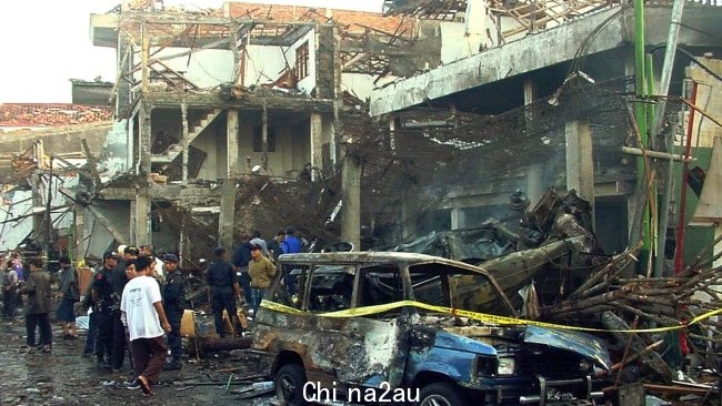  2002 年 10 月 12 日，三枚炸弹在这个受欢迎的旅游岛屿上引爆，其中两枚在著名的夜总会——莎丽俱乐部和帕迪酒吧。图片：AP