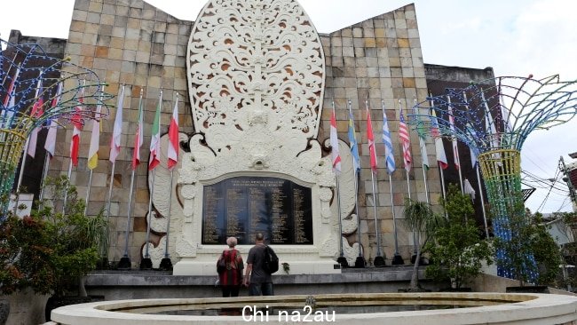 人们在库塔的巴厘岛轰炸纪念纪念碑上参观了毁灭性袭击后的 20 年。图片：AP