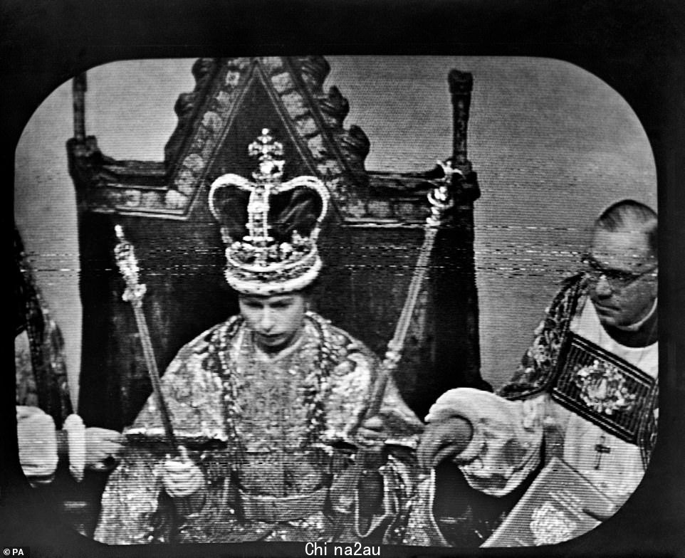 伊丽莎白二世女王在 1953 年 6 月的加冕典礼上佩戴圣爱德华王冠。这是在坎特伯雷大主教杰弗里·费舍尔博士将王冠戴在女王头上后电视观众立即看到的景象