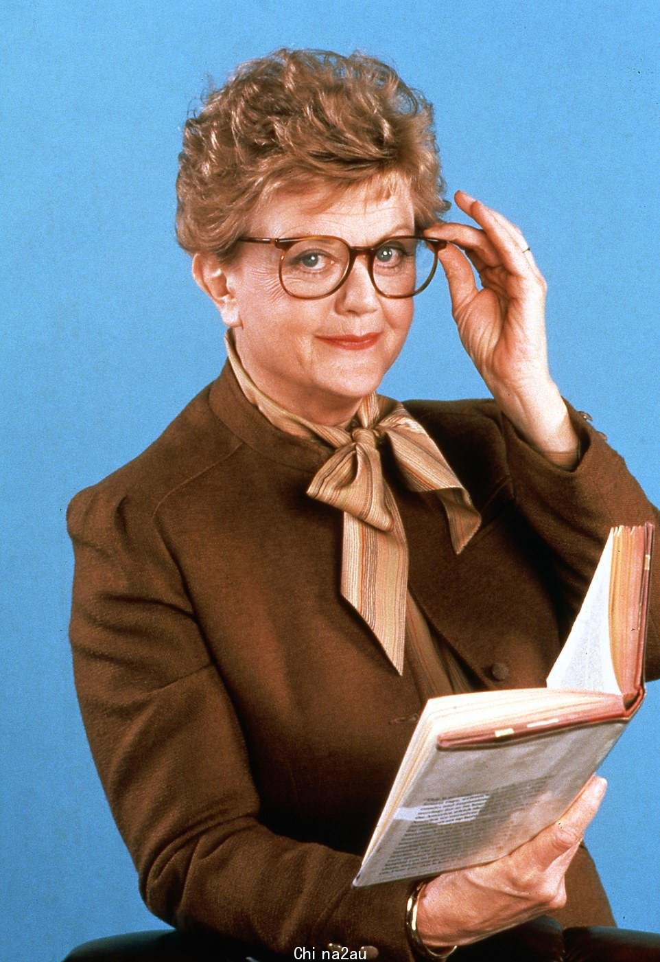 标志性女演员安吉拉·兰斯伯里 (Dame Angela Lansbury) 在她 97 岁生日前五天去世,享年 96 岁。这位明星在她八年的职业生涯中在好莱坞和百老汇取得了令人难以置信的成功,但也许是最著名的感谢电视爱好者,感谢她在 CBS 系列谋杀案中扮演业余侦探杰西卡·弗莱彻,她写道(如图)