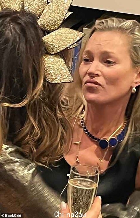 Good pals: Kate 和 Victoria 在发布会如火如荼地进行着深入交谈,两人一起离开了一边