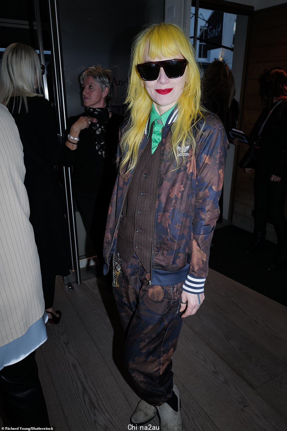 时装套装:Bob 加入了时装设计师 Pam Hogg,她展示了她的 qu晚上的古怪风格