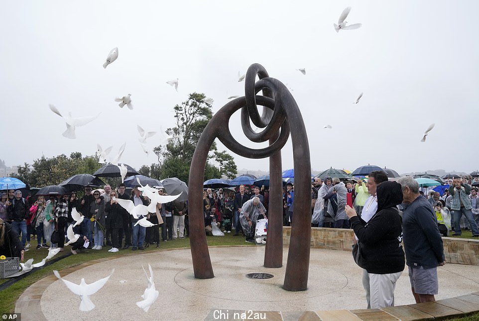 周三在澳大利亚悉尼举行的纪念仪式上放飞鸽子ay,2022 年 10 月 12 日,纪念 2002 年巴厘岛爆炸案的受害者,该爆炸案造成 202 人死亡,其中包括 88 名澳大利亚人