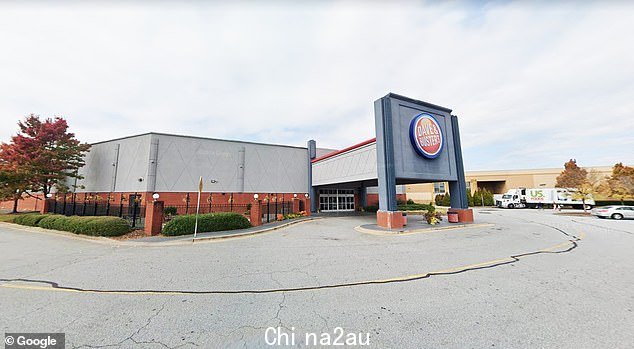 DeWitt 在 Dave & Buster's 停车场的地面上被 Reidling 在里面徘徊拿食物和上厕所后发现