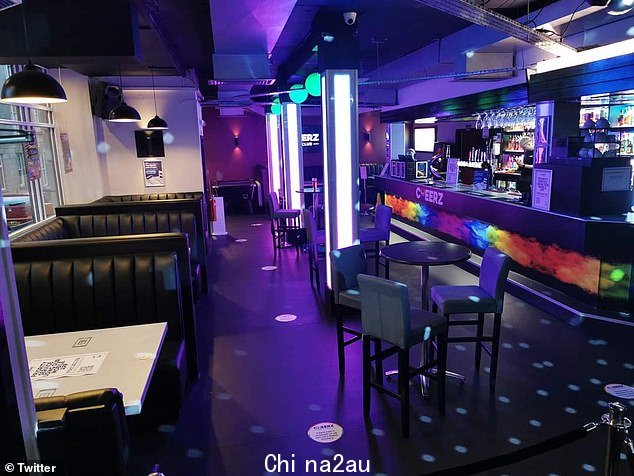 如图,A 区 Cheerz 的酒吧berdeen 举行了 SNP 成员的拖拽活动