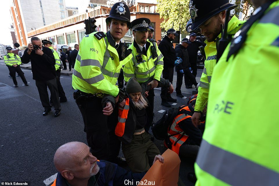 警察带走了一名参与今天伦敦西部骑士桥行动的 Just Stop Oil 抗议者