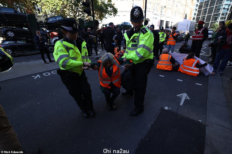今天警察带走了一名参与伦敦西部骑士桥行动的 Just Stop Oil 抗议者