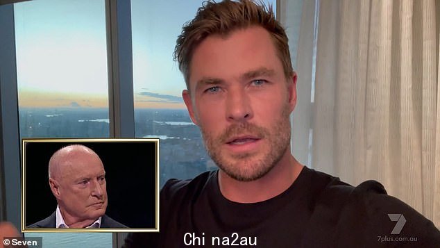 Ray 在被他的前 Home and Away 联合主演 39 岁的 Chris Hemsworth 和 43 岁的 Kate Ritchie 授予荣誉时感动得流下了眼泪